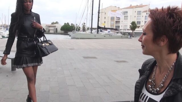 Imane, une bombe black de la Rochelle, initiée à l’échangisme au Cap d’Adge ! (vidéo exclusive)